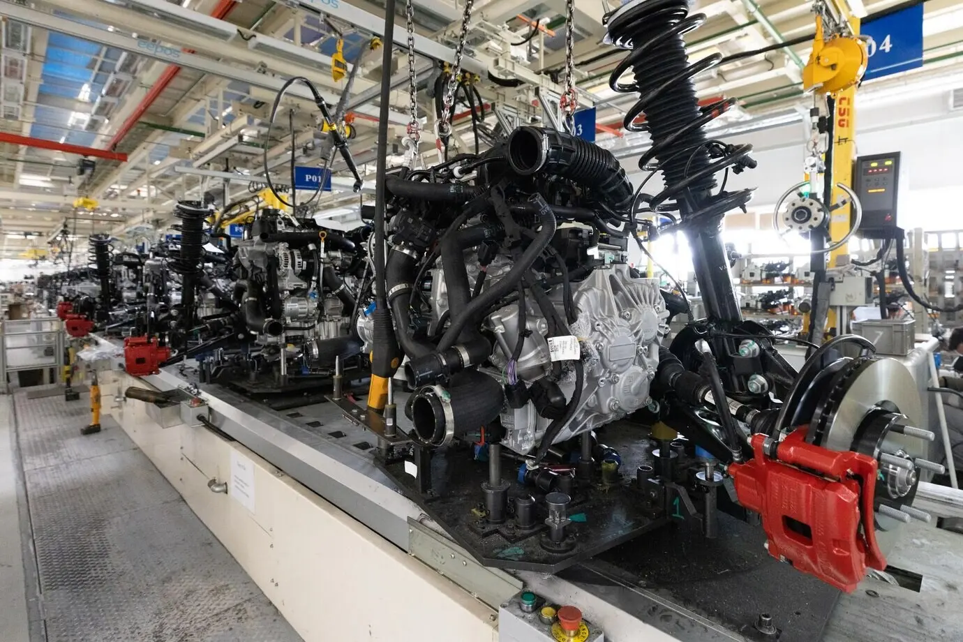 Foto einer Automobilproduktionslinie beim Schweißen einer Karosserie in einer modernen Fahrzeugmontageanlage; Automobilindustrie; Innenraum einer Hightech-Fabrik; moderne Produktion.